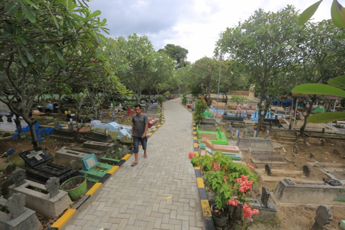 BAKAL DILOMBAKAN: Pemkot tahun ini kembali menggelar lomba kebersihan makam tingkat kecamatan dan kota. (BAGAS BIMANTARA/JAWA POS RADAR MADIUN)