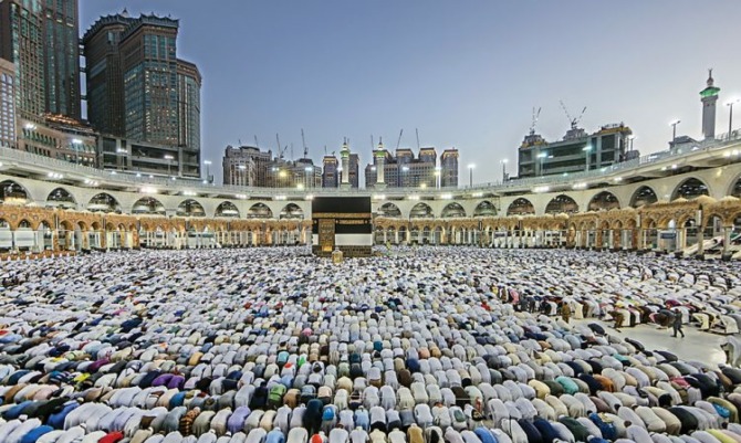 SEBELUM PANDEMI: Umat Islam dari berbagai negara melaksanakan salat di Masjidilharam pada Agustus 2019. (JawaPos.com)
