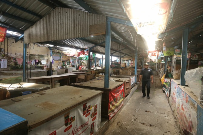 DIREMAJAKAN: Kondisi Pasar Kawak di Jalan Kutai yang dinilai kurang layak kemarin (22/1). Pemkot Madiun berencana merehabilitasi tahun ini. (BAGAS BIMANTARA/JAWA POS RADAR MADIUN)