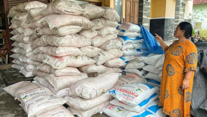 MUSIM TANAM: Petani di Kecamatan Manguharjo menunjukkan jatah pupuk bersubsidi yang telah diterimanya kemarin (28/1). (RAHMA DWI LESTARI/JAWA POS RADAR MADIUN)