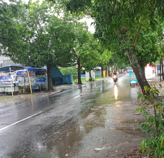 TERGENANG: Hujan yang mengguyur Kota Madiun pada Jumat lalu (27/1) memunculkan beberapa genangan air. (RAHMA DWI LESTARI/JAWA POS RADAR MADIUN)