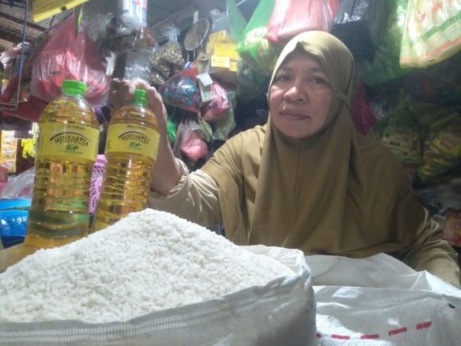 BUTUH INTERVENSI: Harga beras dan Minyakita di Kota Madiun terus merangkak naik sejak memasuki awal 2023. Termasuk di Pasar Sleko kemarin (27/1). (RAHMA DWI LESTARI/JAWA POS RADAR MADIUN)
