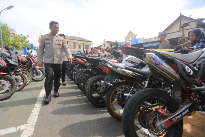 PICU MASALAH: Kapolres Madiun Kota AKBP Suryono meninjau kendaraan berknalpot brong hasil sitaan petugas unit satlantas, Jumat (27/1). (BAGAS BIMANTARA/JAWA POS RADAR MADIUN)