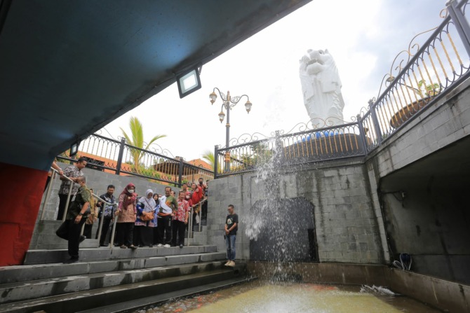 BIKIN KAGUM: Bupati Demak Eisti’anah bersama rombongan disambut Sekda Kota Madiun Soeko Dwi Handiarto saat meninjau kawasan Sumber Umis dan Sumber Wangi kemarin (27/1). (BAGAS BIMANTARA/JAWA POS RADAR MADIUN)