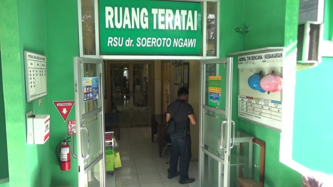 PASANG GEMBOK: RSUD dr Soeroto memperketat akses keluar-masuk Ruang Teratai buntut kaburnya pasien, Selasa lalu. (ASEP SYAEFUL BACHRI/JAWA POS RADAR NGAWI)