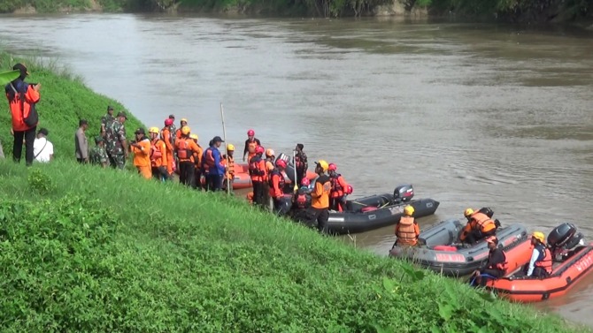 NAHAS: Proses pencarian Kateno, pasien ODGJ RSUD dr Soeroto, yang diduga tenggelam di aliran Bengawan Solo, kemarin. (ASEP SYAEFUL BACHRI/JAWA POS RADAR NGAWI)