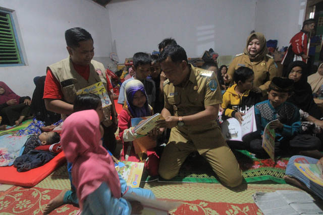 CEPAT : Bupati Sugiri Sancoko – Wabup Lisdyarita memberikan dukungan moril kepada anak - anak di tempat pengungsian.  (AJI PUTRA/JAWA POS RADAR PONOROGO)