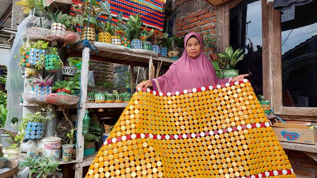 KREATIF: Surinah menunjukkan krei tutup botol buatannya. (DIAN RAHAYU/JAWA POS RADAR CARUBAN)