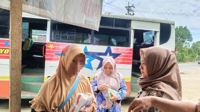 DIPULANGKAN: Vina (kiri) didampingi petugas dari Dinsos Pacitan diantarkan pulang ke Ponorogo kemarin (3/2). (DINSOS FOR JAWA POS RADAR PACITAN)
