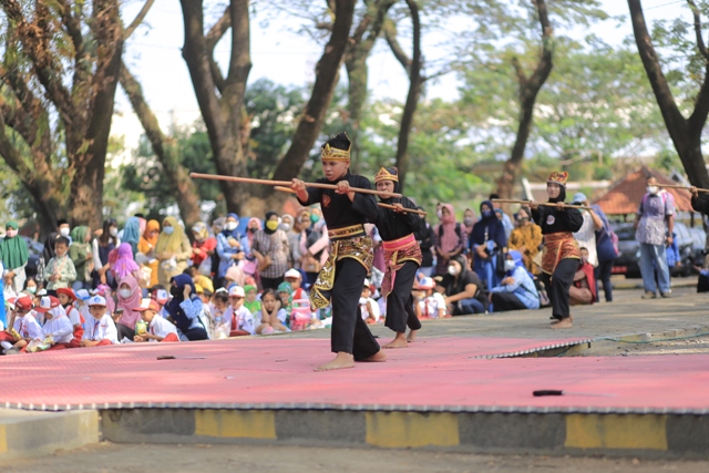 IDENTITAS: Seni bela diri pencak silat menjadi salah satu ekstrakulikuler wajib jenjang SD-SMP di Kota Madiun sebagai upaya pelestarian budaya dan kearifan lokal. (BAGAS BIMANTARA/JAWA PPOS RADAR MADIUN)