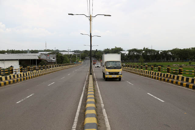 ILUSTRASI : Kondisi ring road barat (RRB) Kota Madiun kemarin (7/2). Pemkot Madiun berupaya merealisasikan megaproyek pembangunan ring road timur (RRT) untuk mengimbangi perkembangan wilayah di kawasan RRB.&nbsp;&nbsp; (BAGAS BIMANTARA/JAWA POS RADAR MADI