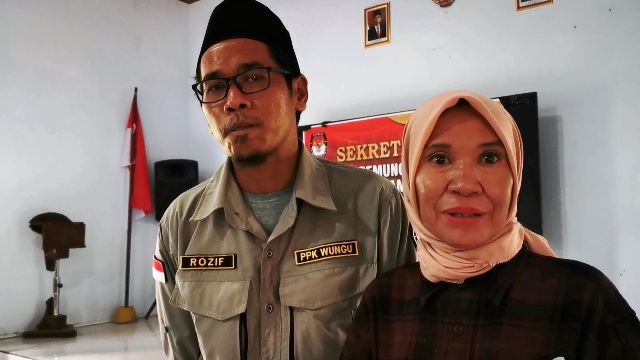 TURUN GUNUNG : Sekretaris KPU Jawa Timur Nanik Karsini didampingi Rozif Ketua PPK Wungu saat monitoring dan supervisi terkait hasil coklit di Desa Nglambangan. (Istimewa)