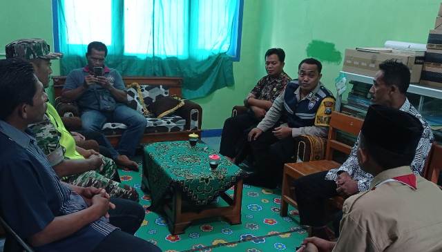 CEK RICEK: Pihak kepolisian, TNI dan pemerintah desa (pemdes) mendatangi MTS Muhammadiyah 05 Kalikuning untuk konfirmasi dugaan percobaan penculikan siswa madrasah tersebut. (BRIPKA LATIP UTOMO UNTUK RADAR PACITAN)