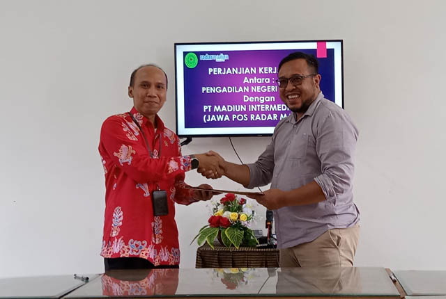 MITRA KERJA: Penandatanganan nota kesepahaman antara Pengadilan Negeri Magetan dengan Jawa Pos Radar Madiun kemarin. (NUR CAHYONO/JAWA POS RADAR MAGETAN)