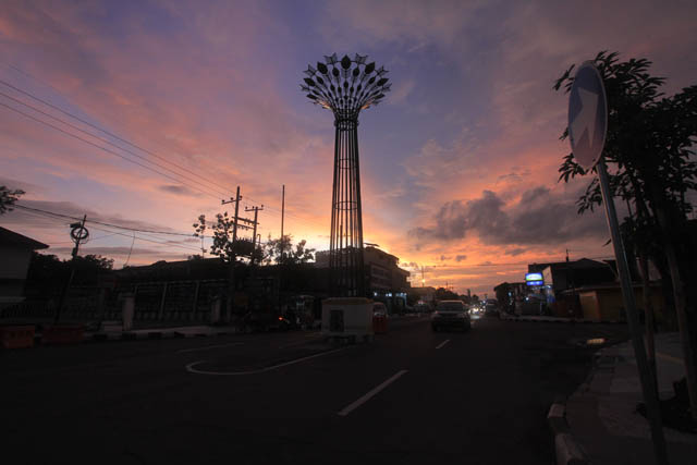 BYARPET: Lampu penerangan di persimpangan Ursum-Bhayangkara padam lagi. (AJI PUTRA/JAWA POS RADAR PONOROGO)