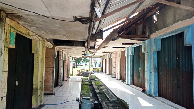 MANGKRAK: Deretan kios di Pasar Produk Unggulan Maospati tampak tak terawat dan kumuh. Belakangan ditengarai beralih fungsi jadi tempat praktik prostitusi. (NUR CAHYONO/JAWA POS RADAR MAGETAN)