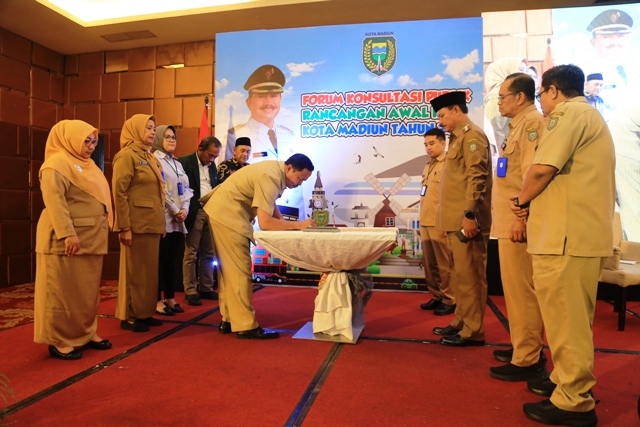 FORUM PUBLIK: Kepala DPUPR Kota Madiun Suwarno menandatangani rancangan awal RKPD 2024 disaksikan Wali Kota Maidi (tiga dari kiri), kemarin (14/2). (BAGAS BIMANTARA/JAWA POS RADAR MADIUN)