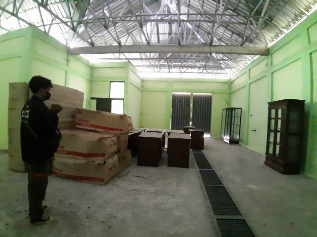 MASIH NGANGGUR: Bagian dalam RPHU Ngawi yang tiga tahun terakhir tanpa aktivitas pemotongan unggas.  (ASEP SYAEFUL BACHRI/JAWA POS RADAR NGAWI)