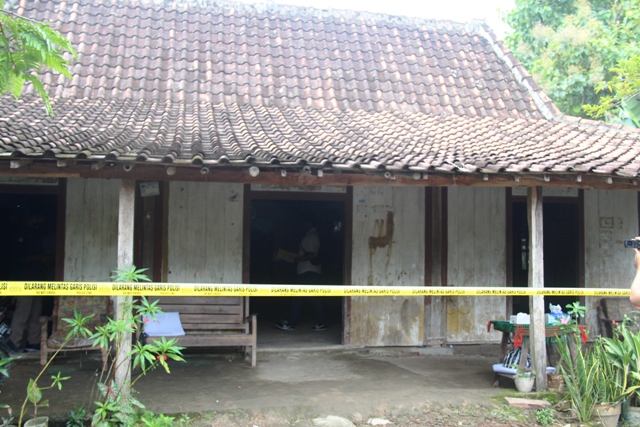 TKP: Rumah Ahmad Romdhon, korban pembunuhan, dilingkari garis polisi. Fai yang menjadi saksi kunci tinggal di rumah pamannya. (Dokumen/JAWA POS RADAR NGAWI)