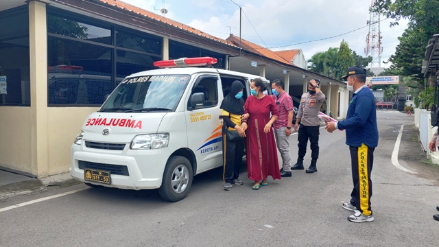 TERSANGKA: Istiyah saat tiba di Polres Madiun dari RSUD Dolopo pada Jumat lalu (10/2). (DIAN RAHAYU/JAWA POS RADAR CARUBAN)