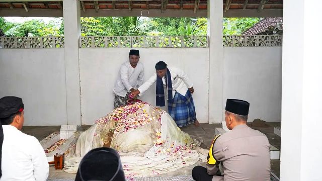 DOA: Bupati Indrata Nur Bayuaji bersama dengan forkopimda melakukan ziarah kubur ke sejumlah makam pendiri Pacitan kemarin (17/2). (PROKOPIM UNTUK RADAR PACITAN)