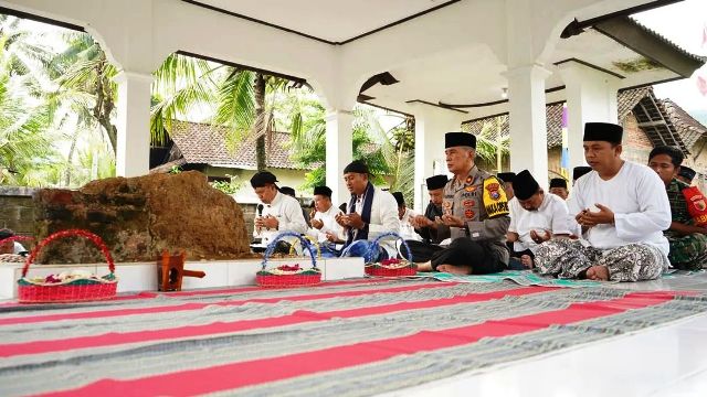 SITUS: Para pejabat forkopimda Pacitan ketika berziarah di makam Ki Ageng Notopuro yang merupakan adipati pertama. (PROKOPIM UNTUK RADAR PACITAN)
