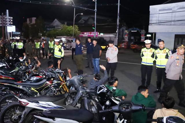 BALAP LIAR: Polres Ngawi mengamankan puluhan kendaraan roda dua saat patroli skala besar, Sabtu malam. (POLRES NGAWI FOR JAWA POS RADAR NGAWI)