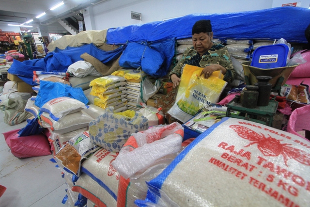 KOMODITAS PANGAN: Setengah bulan ini, operasi pasar telah menyalurkan 500 ton beras di beberapa titik. (AJI PUTRA/JAWA POS RADAR PONOROGO)