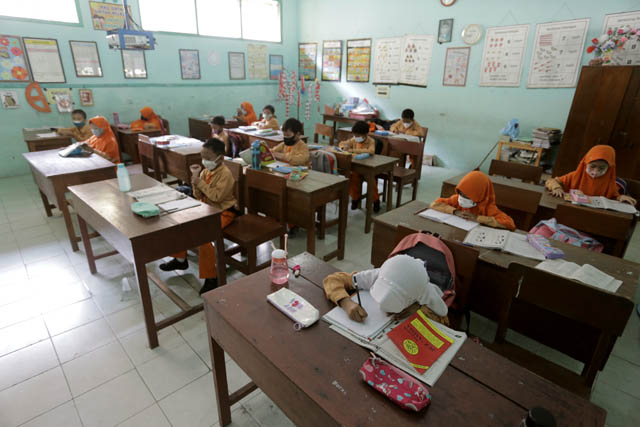 BELAJAR: Dikbud Kabupaten Madiun akan beraudiensi dengan askab PSSI setempat terkait ekstrakurikuler sepak bola di SD dan SMP. (DOK/JAWA POS RADAR CARUBAN)