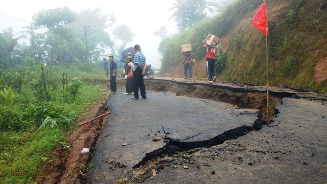 INFRASTRUKTUR: Jalan Nawangan–Tokawi ambles sedalam setengah meter terdampak tanah gerak kemarin (16/5). (SUGENG DWI N./RADAR PACITAN)
