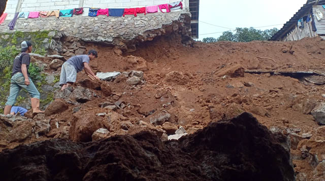 BUTUH PERBAIKAN: Sejumlah warga membersihkan material tanah longsor beberapa waktu lalu. Magetan diterjang longsor hingga 42 kali sejak Januari lalu. (APRILITA SARI/DOK. JAWA POS RADAR MAGETAN)