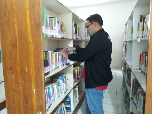 LITERASI: Sejumlah pengunjung perpusda sedang menikmati fasilitas perpustakaan. (RAHMA DWI LESTARI/JAWA POS RADAR MADIUN)