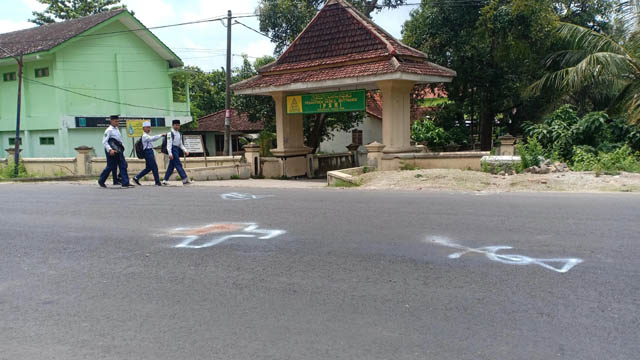 TKP: Lokasi kejadian laka lantas dengan satu korban meninggal di Jalan Kawedanan – Takeran kemarin. (APRILITA SARI/JAWA POS RADAR MAGETAN)