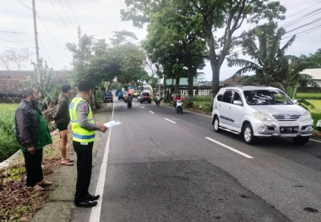 OLAH TKP: Polisi mendatangi lokasi laka lantas yang melibatkan pemotor dan pejalan kaki di Jalan Raya Plaosan-Magetan kemarin. (SATLANTAS UNTUK JAWA POS RADAR MAGETAN)