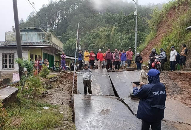 TANAH GERAK : Longsor melanda Ngrayun, Sawoo dan Ngebel, kemarin. (BPBD FOR JAWA POS RADAR PONOROGO)