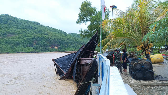 TENGGELAM: Bangunan Masjid Apung di kawasan Pantai Pancer Door tenggelam setelah diterjang derasnya aliran Sungai Grindulu kemarin (15/2). (SUGENG DWI N./RADAR PACITAN)