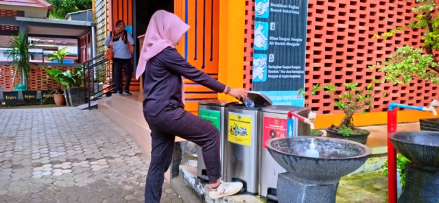 DISIPLIN: Warga Magetan membuang sampah di tempatnya. Pemkab menarik retribusi sampah dari masyarakat yang masuk ke TPA Milangasri. (APRILITA SARI/JAWA POS RADAR MAGETAN) 