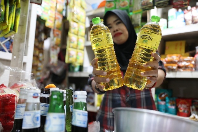 LANGKA-MAHAL: Kota Madiun mendapat jatah pasokan 12.000 liter Minyakita kemasan sederhana yang akan didistribusikan dalam waktu dekat. (BAGAS BIMANTARA/JAWA POS RADAR MADIUN)