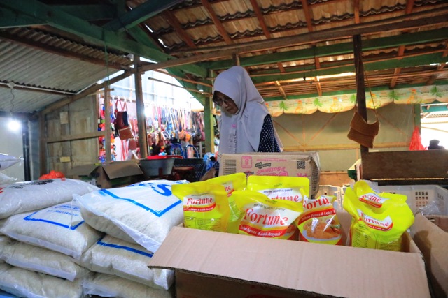KEBUTUHAN POKOK: Pedagang pasar di Pacitan memilih menjual migor produksi pabrikan di tengah langkanya MinyaKita. (SUGENG DWI N./RADAR PACITAN)