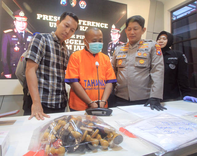 PENGGELAPAN: Mukidi ditangkap polisi gara-gara menggelapkan duit perusahaan tempatnya bekerja. (AJI PUTRA/JAWA POS RADAR PONOROGO)
