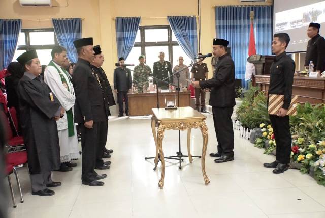 MUTASI: Bupati Ngawi Ony Anwar Harsono memimpin pelantikan dan pengambilan sumpah jabatan di aula dikbud beberaa waktu lalu.  (Dokumen/Radar Ngawi)