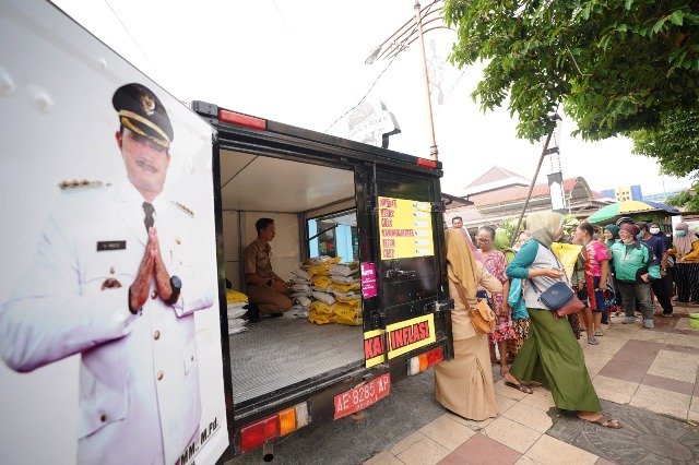 INTERVENSI: Disdag Kota Madiun menggelar operasi pasar di Pasar Sleko kemarin. (BAGAS BIMANTARA/JAWA POS RADAR MADIUN)