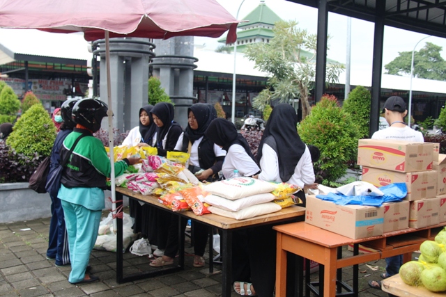 OPERASI PASAR: Warga mengerumuni Ngawi Street Food (NSF) untuk membeli minyak goreng dan beras murah beberapa waktu lalu. (Dokumen/Jawa Pos Radar Ngawi)