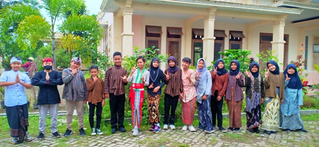 LESTARIKAN BUDAYA: Siswa kelas V SDN 2 Magetan terlihat bahagia mengenakan pakaian adat kemarin. (APRILITA SARI/JAWA POS RADAR MAGETAN)