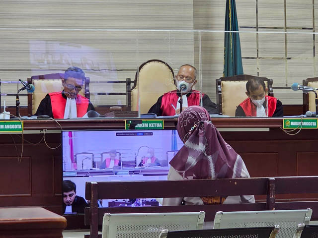 SIDANG PERDANA: Ardyanti Novia Retno Hastuti mendengarkan pembacaan dakwaan perkara dugaan korupsi PNPM Mandiri Pedesaan Karas 2018-2021. (AHMAD SETIAWAN UNTUK JAWA POS  RADAR MAGETAN)