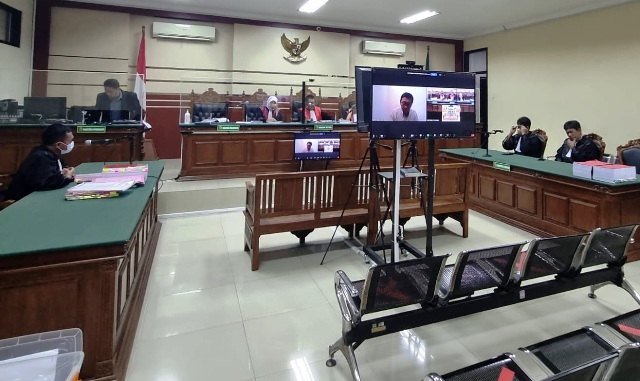 VONIS: Mantan Sekda Pacitan menjalani sidang dengan agenda putusan di Pengadilan Tipikor Surabaya pada Selasa (14/2) lalu. (KEJARI PACITAN UNTUK RADAR PACITAN)