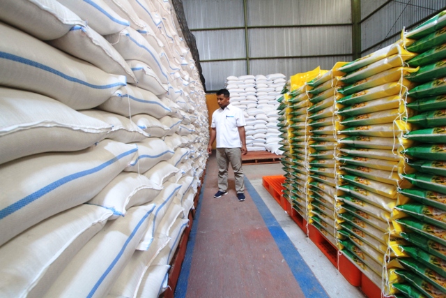 STOK: Bulog menyiapkan 800 ton untuk operasi pasar beras murah di pasar tradisional. (AJI PUTRA/JAWA POS RADAR PONOROGO)