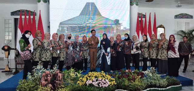 SENSUS: Para petugas Susenas 2023 foto bersama Bupati Madiun dalam acara pelepasan di Pendapa Muda Graha, kemarin (28/2). (DIAN RAHAYU/JAWA POS RADAR CARUBAN)