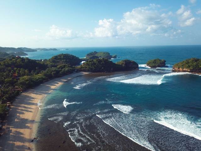 Pantai Watukarung dan Kasap menjadi objek wisata andalan baru Pemkab Pacitan untuk mendongkrak tingkat kunjungan wisatawan pada tahun ini. TEGAR RUKMANA/RADAR PACITAN