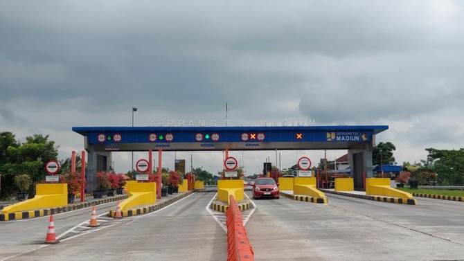 WAJIB HATI-HATI: Situasi di Gerbang Tol Dumpil, Madiun, kemarin (22/2). Dalam dua tahun terakhir angka laka lantas di tol ruas Ngawi-Kertosono naik signifikan. (DIAN RAHAYU/JAWA POS RADAR CARUBAN)
